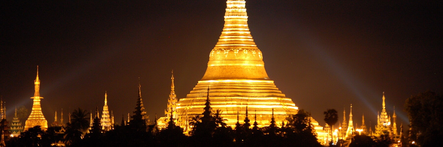 Die als Wahrzeichen des ganzen Landes geltende Shwedagon Pagode bietet besonders bei Nacht einen spektakulären Anblick.