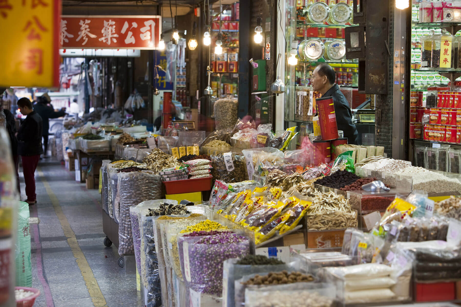Die Dihua Street in Taipeh ist bekannt für ihre vielen farbenfrohen Marktstände und kleine Läden.