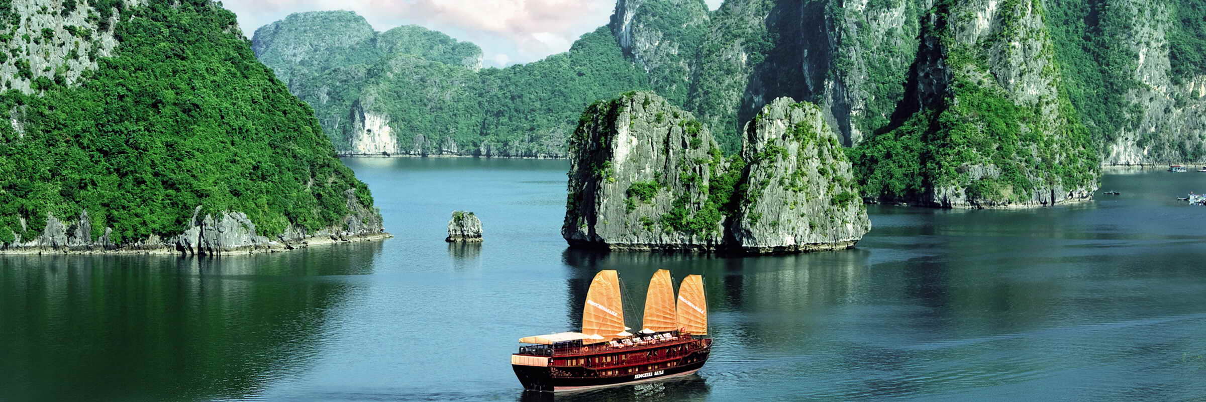 Für viele Reisende ist eine Kreuzfahrt durch die mystische Halong Bucht (UNESCO-Weltnaturerbe) der absolute Höhepunkt ihres Vietnam Urlaubs