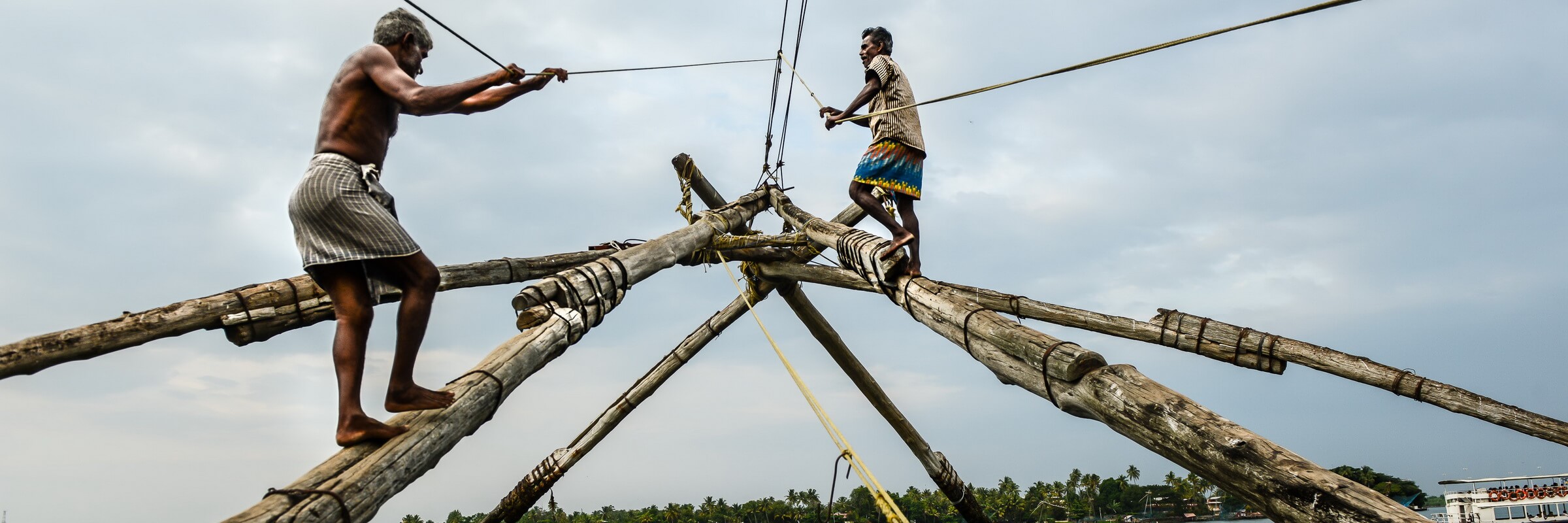 Die berühmten Holzkonstruktionen, die in Cochin zum Fischen genutzt werden, sollen schon im 13. Jahrhundert von chinesischen Kaufleuten eingeführt worden sein.