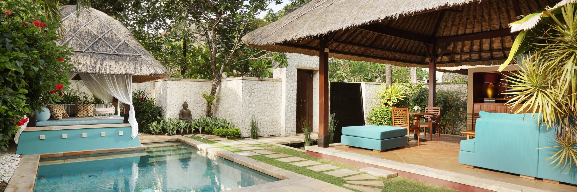 Garten mit Pool und Sonnenbereich der Pool Villa im Novotel Bali Benoa