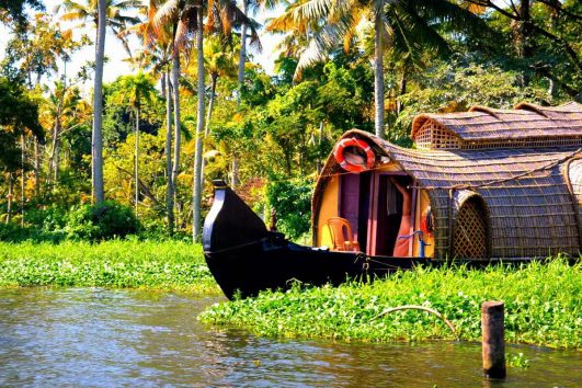 Indische Hausboote, so genannte Kettuvallams, sind umgebaute Boote, die früher zum Transport von Reis genutzt wurden.