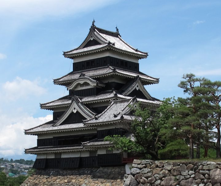 Die Burg von Matsumoto, auch berühmt als Krähenburg, ist eine der schönsten Burganlagen in Japan