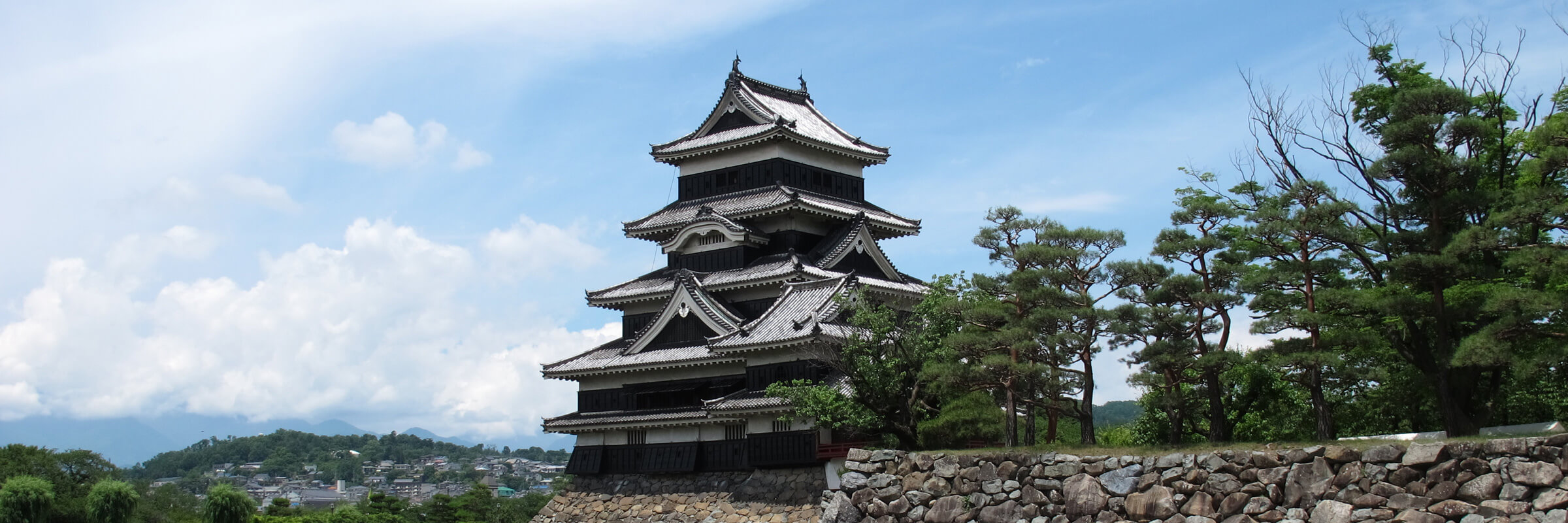 Burg Matsumoto, auch Krähenburg genannt Die Burg von Matsumoto, auch berühmt als Krähenburg, ist eine der schönsten Burganlagen in Japan