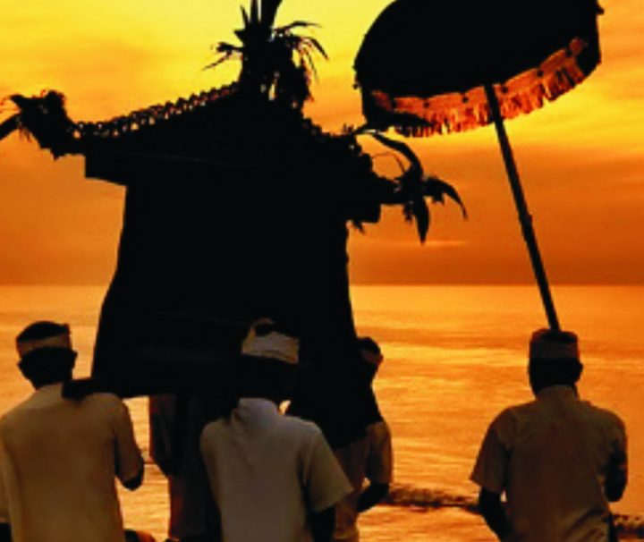 Mit der ausgelassenen Melasti-Zeremonie bereiten sich Hindus auf den höchsten hinduistischen Feiertag auf Bali vor, den Nyepi – den „Tag der Stille“.