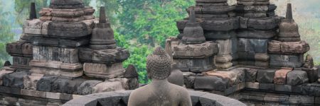 Die buddhistische Tempelanlage Borobudur stammt vermutlich aus dem 9. Jahrhundert, geriet aber in Vergessenheit und wurde erst 1814 wiederentdeckt.