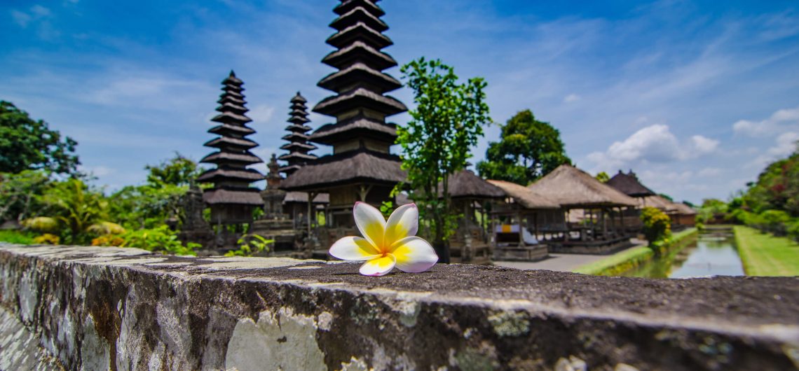 Die Tempelanlage Pura Taman Ayun auf Bali gilt als eine der schönsten der Insel und ist von zahlreichen blüten- und früchtetragenden Bäumen eingerahmt.