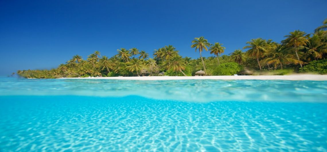 Malediven mit kristallklarem Wasser