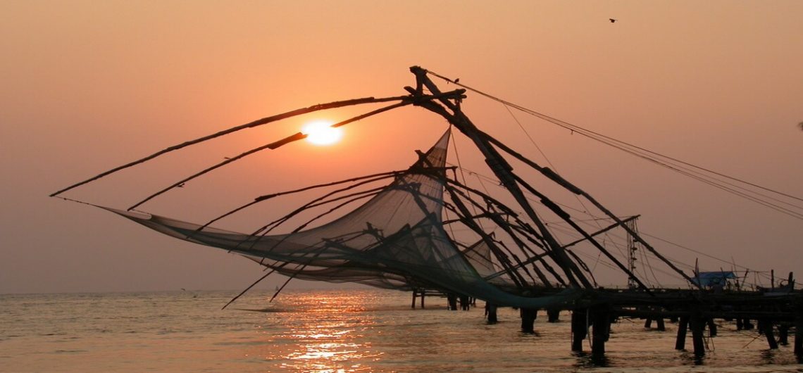 Die berühmte Chinesischen Fischernetze befinden sich an der Nordküste der Halbinsel Fort Cochin in Kerala in Südindien.