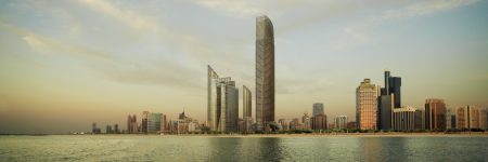 Ausblick auf den Strand und die Sykline von Abu Dhabi, der Hauptstadt des gleichnamigen Emirates