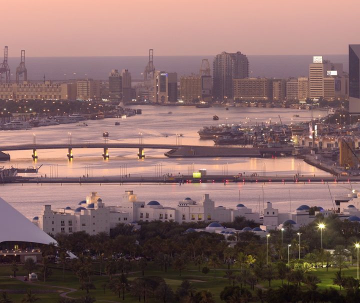 Der Dubai Creek ist ein natürlicher Meeresarm des Persischen Golfes, der Dubai in die Stadtteile Bur Dubai und Deira teilt.