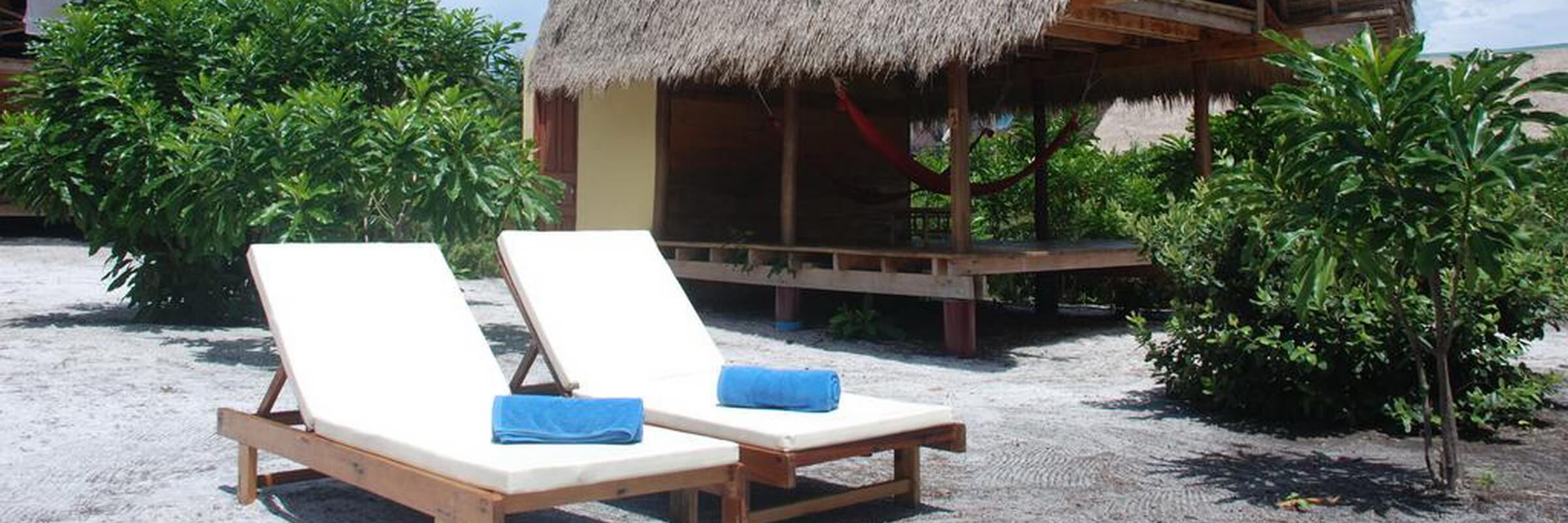 Die 2-stöckigen Bungalows des Cita Resorts liegen in einer weitläufigen Gartenanlage direkt am Strand.