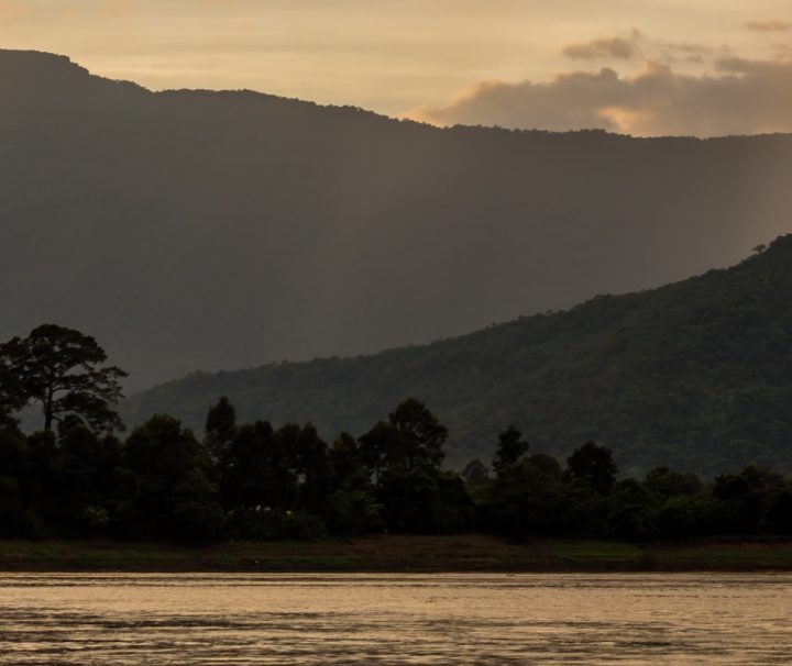 Die unvergleichbare Aussicht auf den Mekong vom River Resort Champasak bei Sonnenuntergang