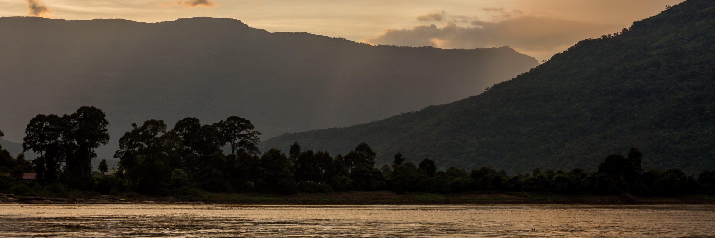 Die unvergleichbare Aussicht auf den Mekong vom River Resort Champasak bei Sonnenuntergang.