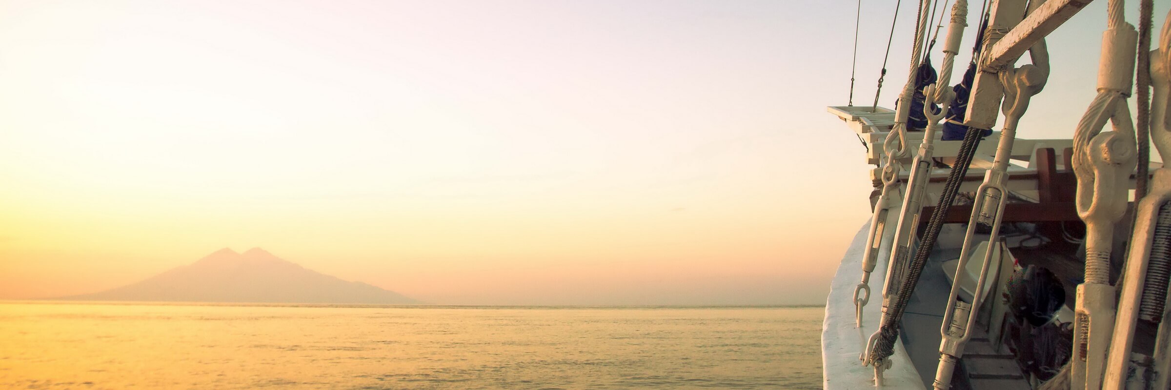 Blick auf das Meer vom Deck der Ombak Putih Ein Segeltörn auf dem traditionellen Schoner Ombak Putih entführt Gäste in die atemberaubend schöne Inselwelt Indonesiens.