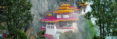 Das als „Tigernest“ bekannte Taktshang Kloster wurde 1692 an einem Felsen 700 m über dem Paro-Tal gebaut. Fragen Sie Ihre individuelle Bhutan Reise an.