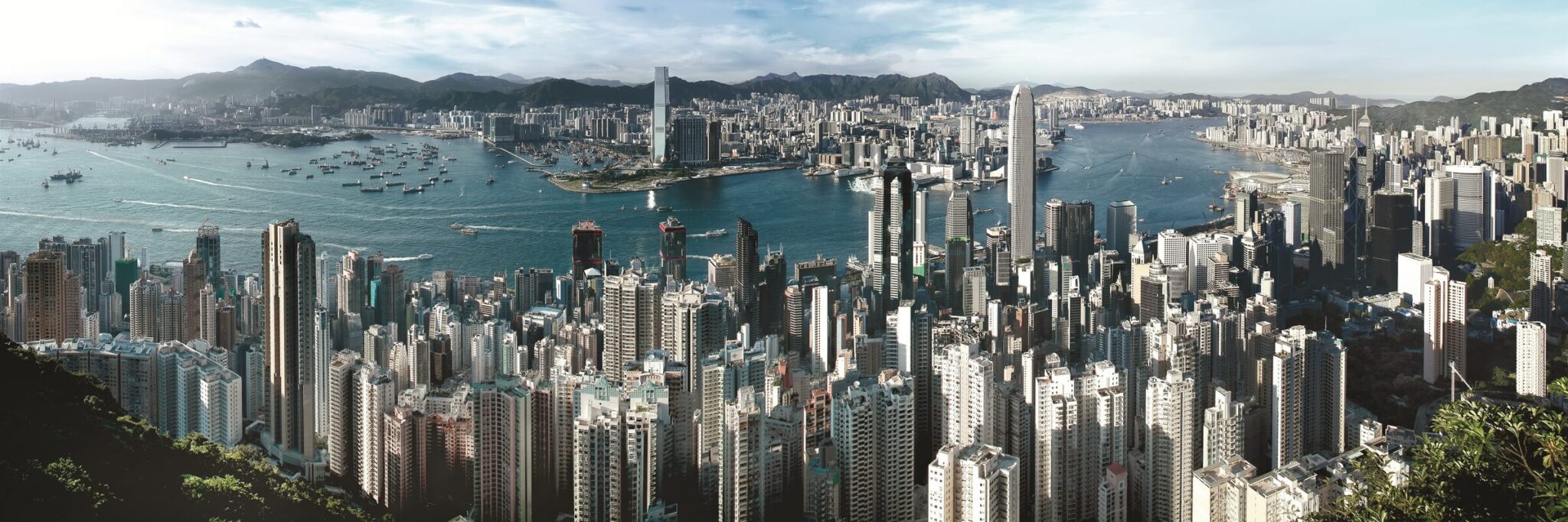 Blick vom über 552 m hohen Berg Victoria Peak über das Zentrum Hongkongs.