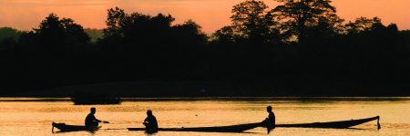 Fischer mit traditionellen Langbooten unterwegs auf dem Mekong Si Phan Don zum Sonnenuntergang