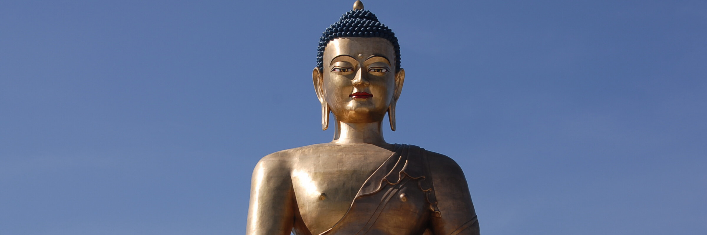 Die gigantische, vergoldete Buddha Dordenma Statue steht auf einem Hügel im Süden von Thimphu, der Hauptstadt Bhutans.