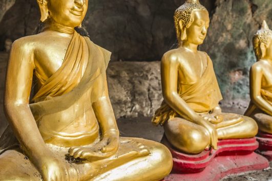 In den Pak Ou Höhlen befinden sich unzählige Buddha-Statuen, die dort über Jahre hinweg von Gläubigen dorthin gebracht wurden.