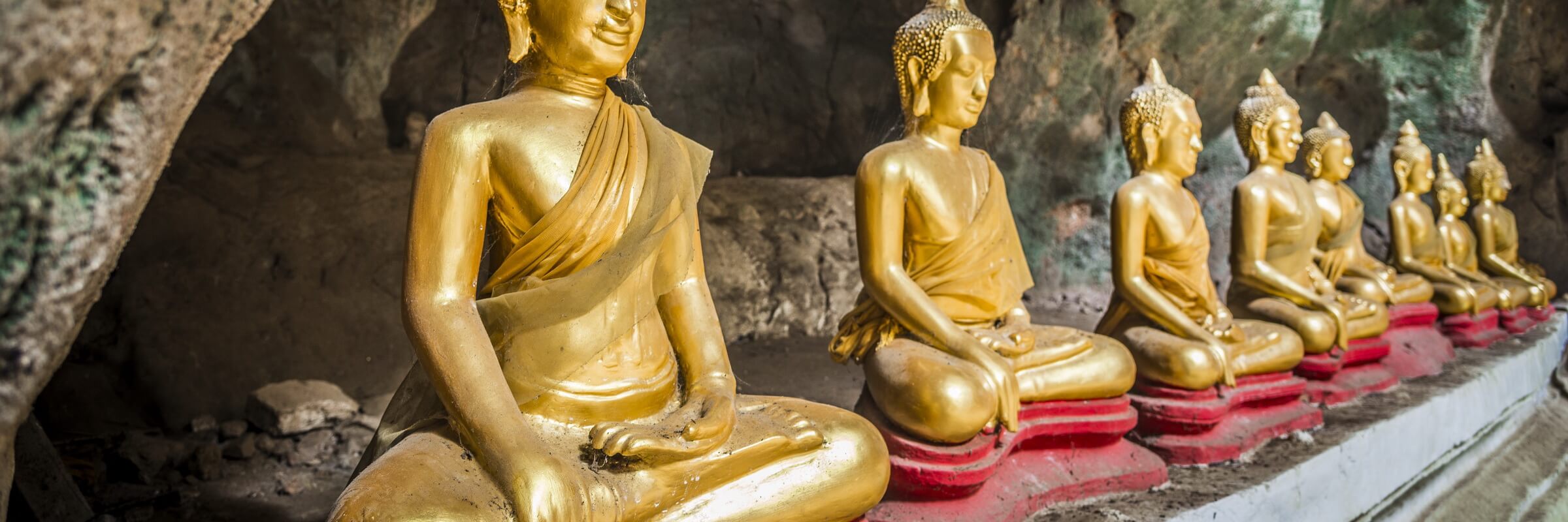In den Pak Ou Höhlen befinden sich unzählige Buddha-Statuen, die dort über Jahre hinweg von Gläubigen dorthin gebracht wurden.