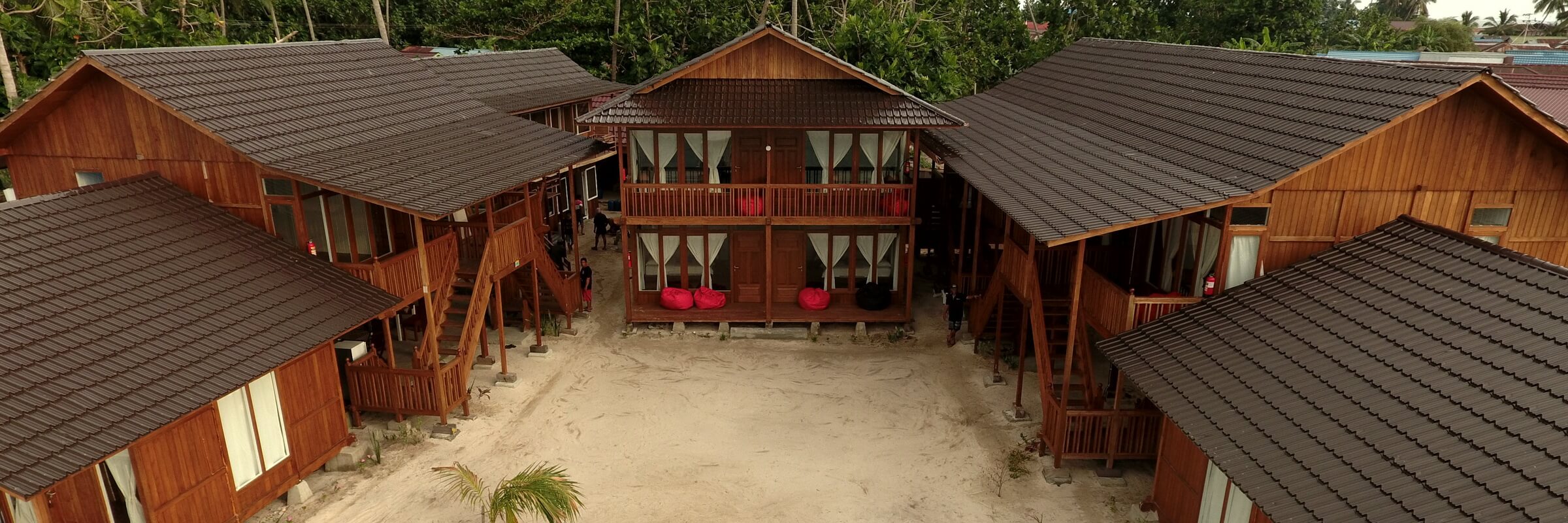 Die 10 Bungalows der Derawan Dive Lodge haben jeweils eine vorgelagerte Terrasse mit Hängematte und sind nur einen kurzen Fußweg vom Strand entfernt.