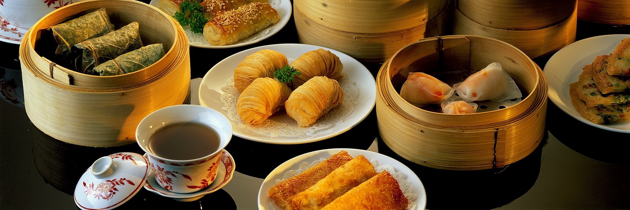 Dim Sum ist eine chinesische Spezialität, welche häufig als kleine Häppchen in Bambusschalen zum Tee serviert wird.