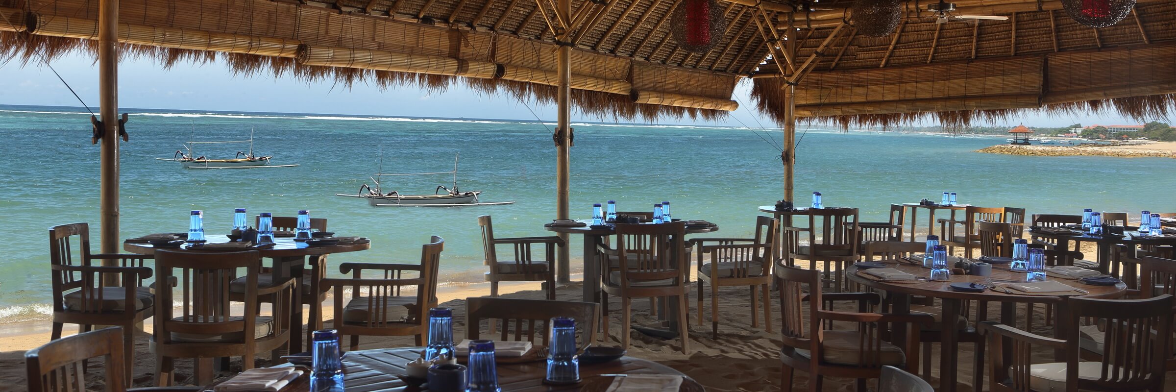 Das Cocos Restaurant des Novotel Bali Benoa liegt unmittelbar am ausladenden Strand und laed zum Verweilen ein.