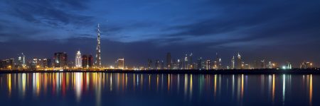 Die beeindruckende Skyline von Dubai ist sowohl bei Tag als auch bei Nacht ein spektakulärer Anblick.