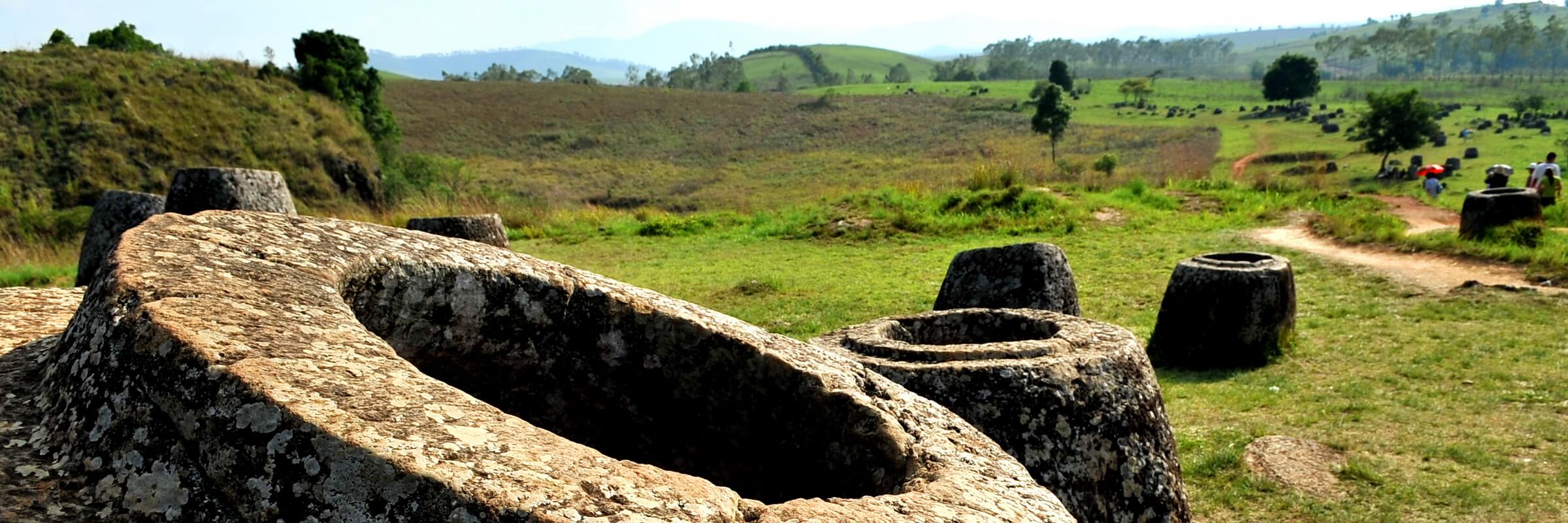 Das Alter der Tonkrüge, die eigentlich aus Stein sind, wird auf 1.500 bis 2.000 Jahre geschätzt, ihr Zweck und wer sie errichtete ist bislang noch ungeklärt.