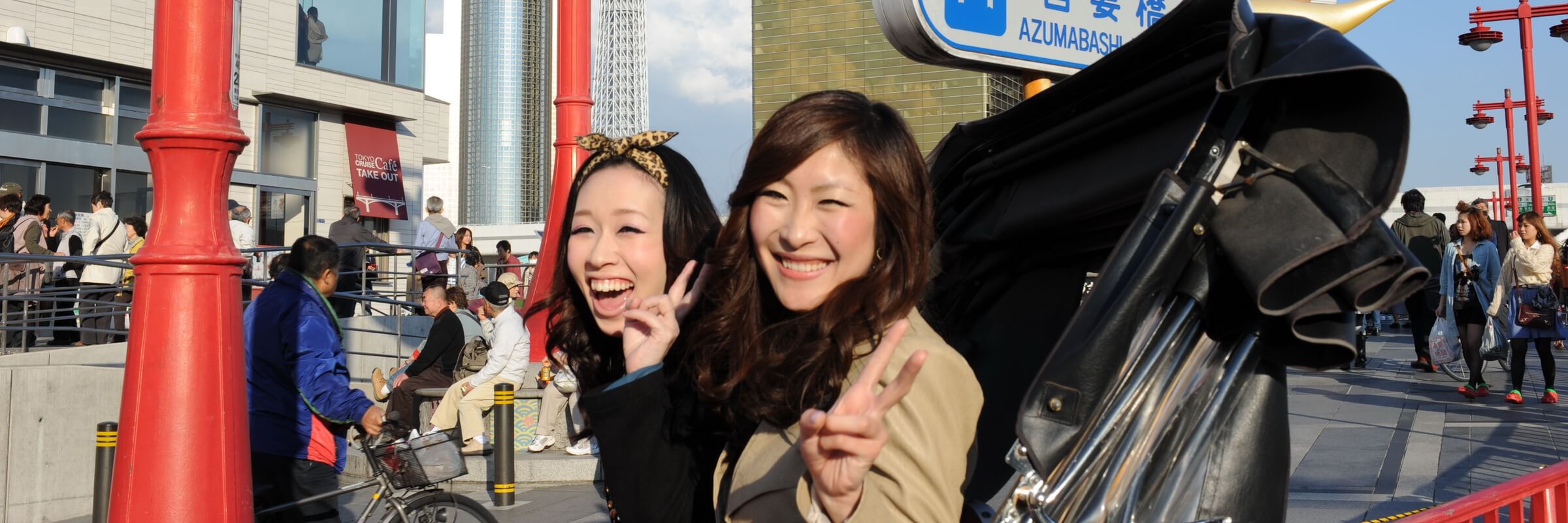 Fahrgäste auf einer Rikscha nahe des Skytrees in Tokyo In vielen asiatischen Ländern sind Rikschas noch immer ein sehr beliebtes Fortbewegungsmittel, sowohl unter Reisenden, als auch unter Einheimischen.