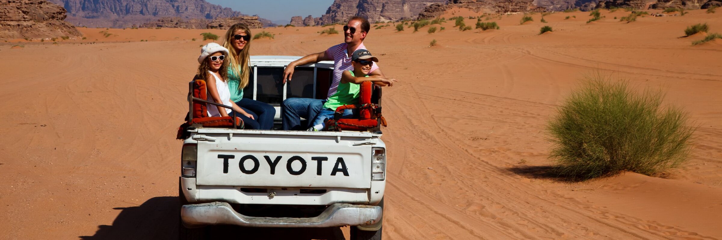 Die braunroten, zerklüfteten Gebirgszüge machen eine Jeep-Safari im beeindruckendes Wüstental Wadi Rum zu einem unvergesslichen Erlebnis.