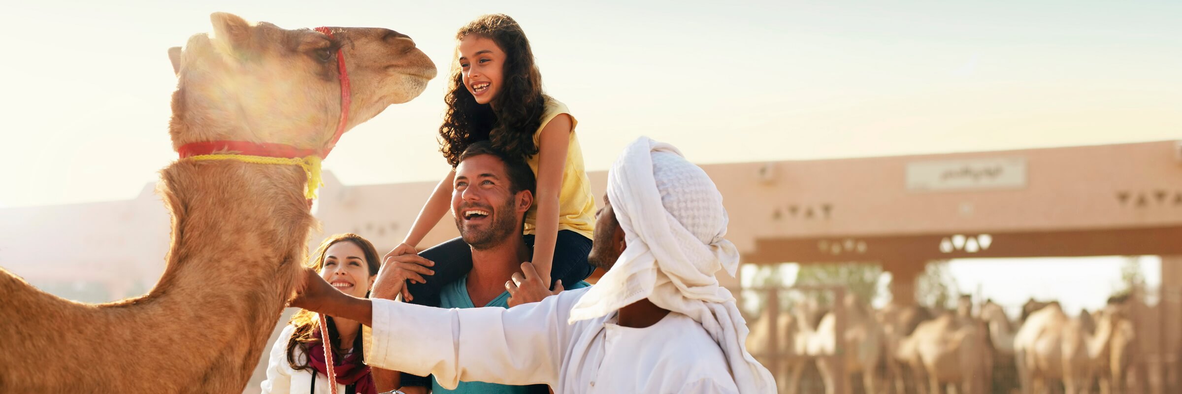 Bei einem Ausflug in die Wüstenoase Al Ain darf ein Besuch auf dem berühmten Kamelmarkt nicht fehlen.