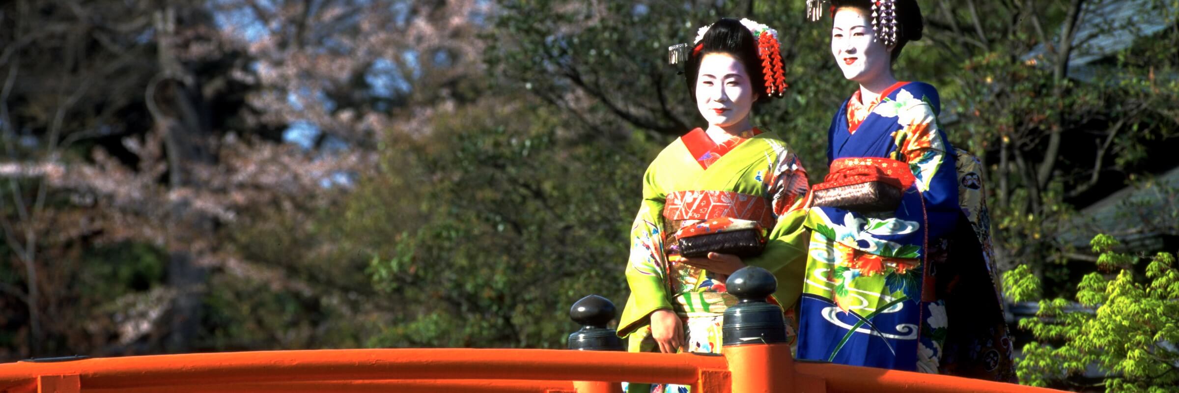 Geishas auf einer Brücke in Japan Die von Geishas dargebotenen Künste haben in Japan Jahrhunderte alte Tradition.