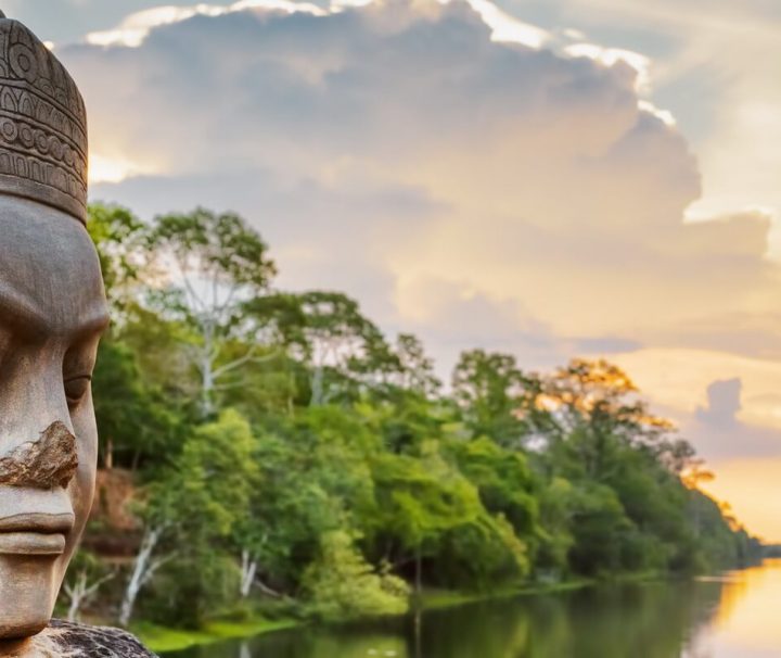 In Angkor Thom finden sich zahlreiche Darstellungen und Skulpturen von Göttern und Dämonen.