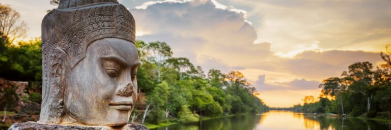 Steinernes Gesicht der Darstellung eines Dämonen in Angkor Thom In Angkor Thom finden sich zahlreiche Darstellungen und Skulpturen von Göttern und Dämonen.