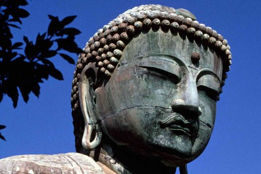 Der „Große Buddha“ in Kamakura ist 13,35 m hoch und besteht aus mehreren getrennt gegossenen und kunstvoll zusammengefügten Teilen.
