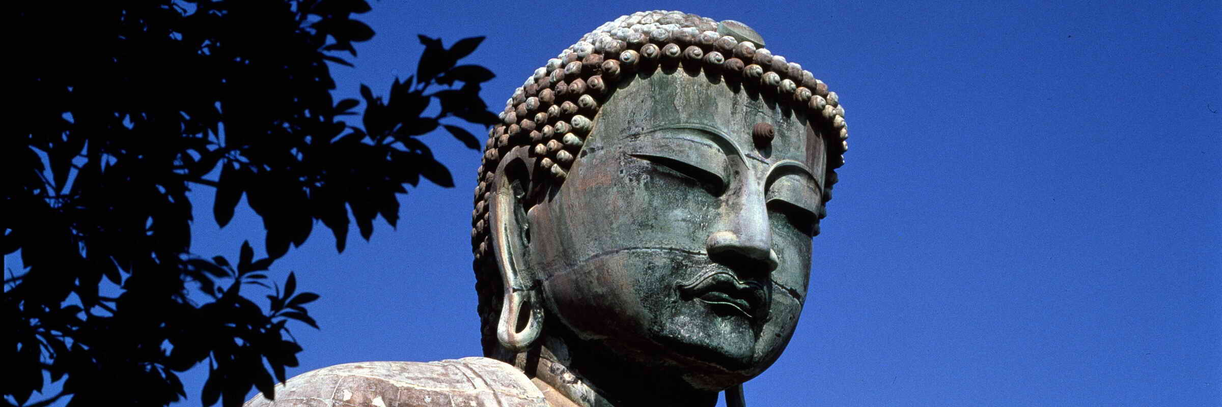 Großer Buddha in Kamakura Der „Große Buddha“ in Kamakura ist 13,35 m hoch und besteht aus mehreren getrennt gegossenen und kunstvoll zusammengefügten Teilen.