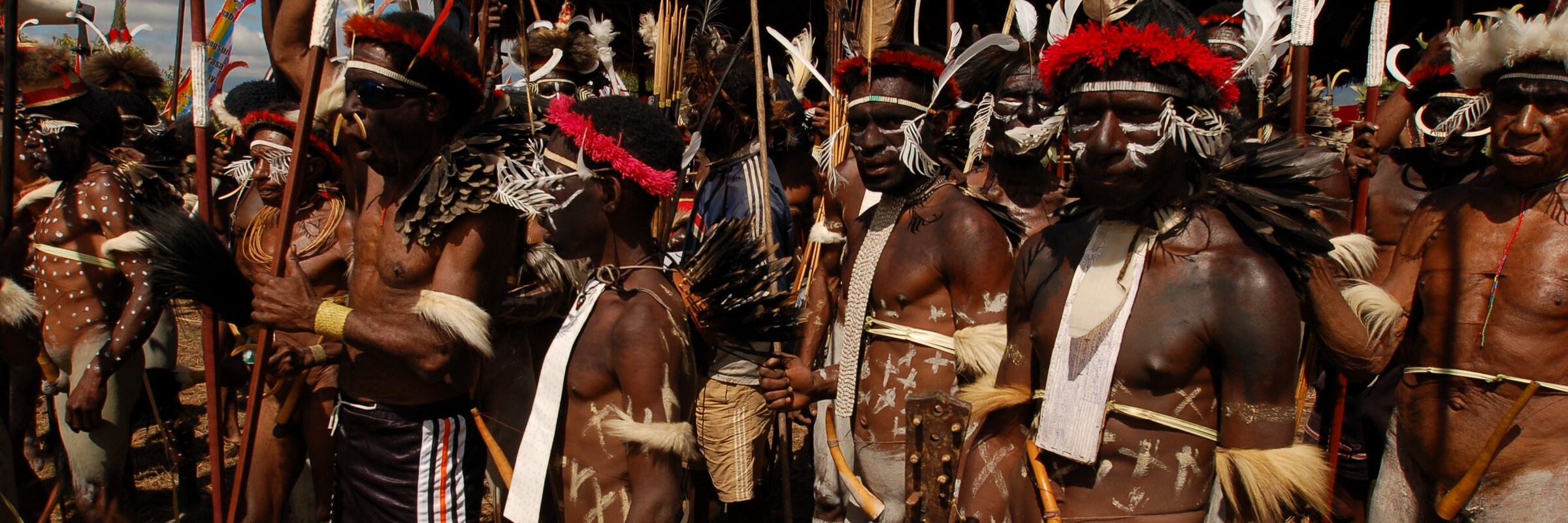Beim Baliem Valley Festival können Reisende spektakuläre Kriegs- und Tanzeinlagen der verschiedenen Hochlandstämme bewundern.