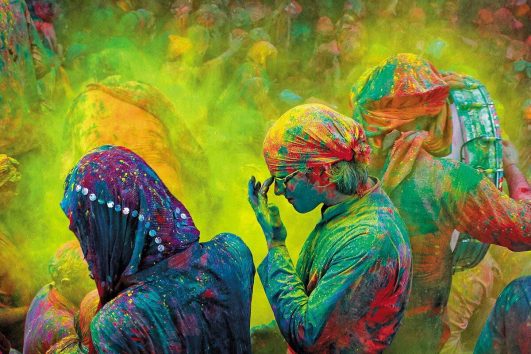 Das Holi Festival ist ein hinduistisches Frühlingsfest, welches je nach Region 2 bis 10 Tage zelebriert wird. Die Menschen bewerfen sich hierbei mit buntem Farbpulver.