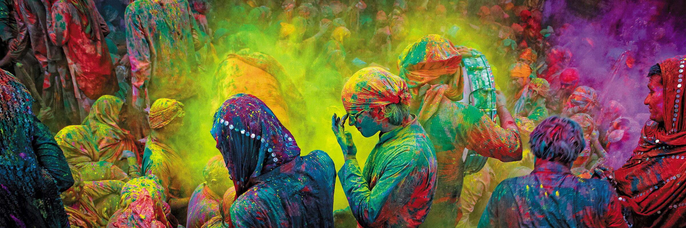 Das Holi Festival ist ein hinduistisches Frühlingsfest, welches je nach Region 2 bis 10 Tage zelebriert wird. Die Menschen bewerfen sich hierbei mit buntem Farbpulver.