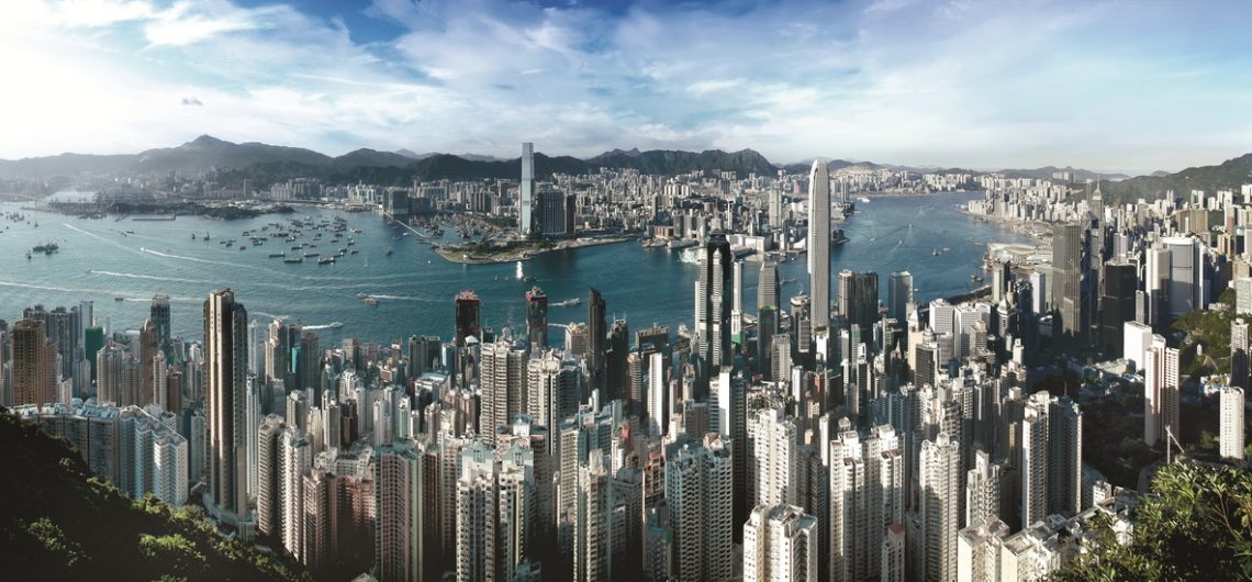 Blick vom über 552 Meter hohen Berg Victoria Peak über das Zentrum Hongkongs. Ein Highlight einer Hongkong Städtereise.