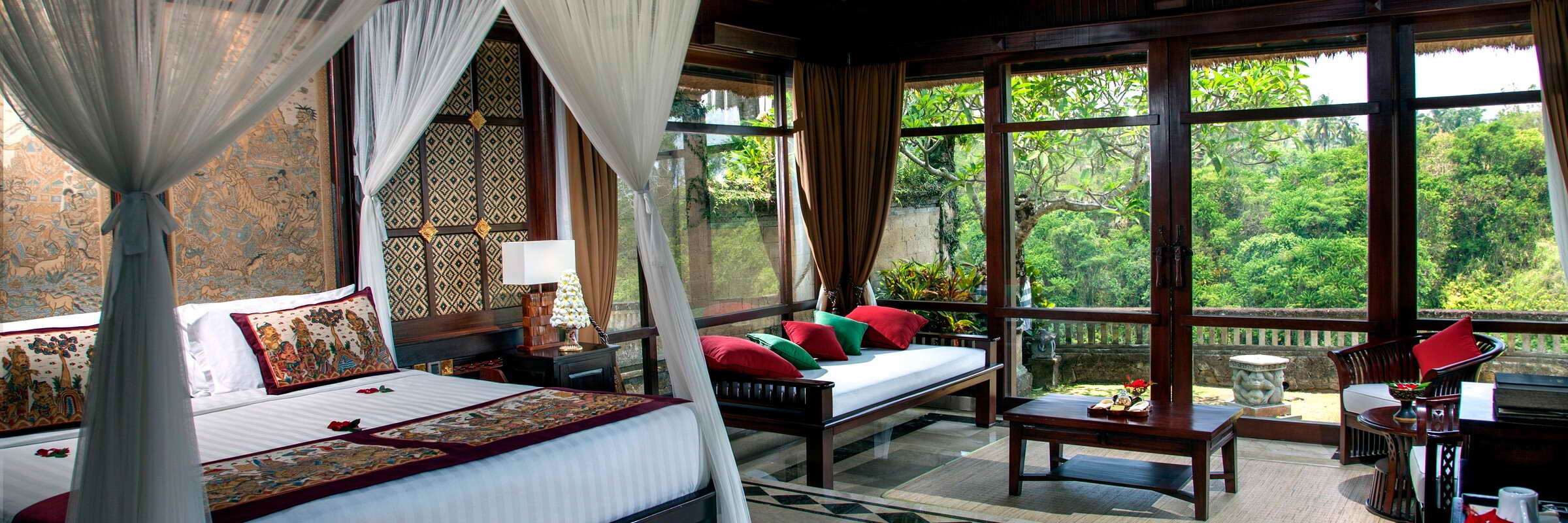 Die Garden Villen im Pita Maha Resort & Spa verfügen über einen eigenen Garten sowie eine offene Terrasse mit Tagesbetten.