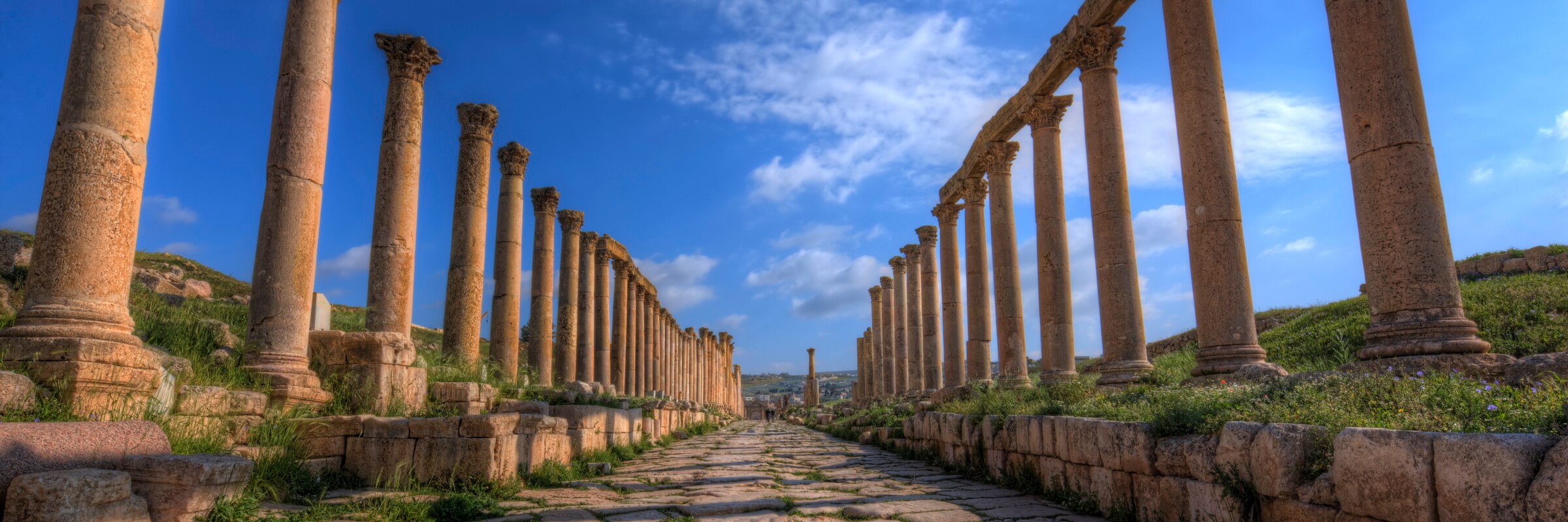 Ansicht der Saeulenallee zum ovalen Forums am Fuß des Jupitertempels in Jerash