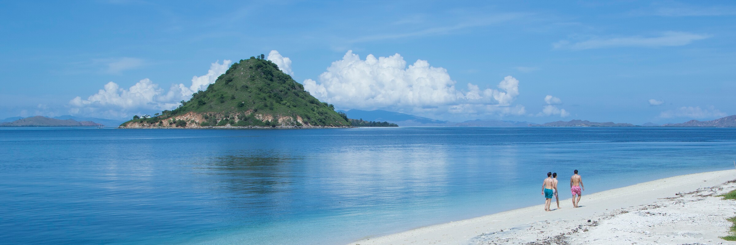 Strand auf der kleinen Insel Kelor Der Strand auf Kelor, einer kleinen Nachbarinsel von Flores, ist als sehr gute Bade- und Tauchdestination bekannt.