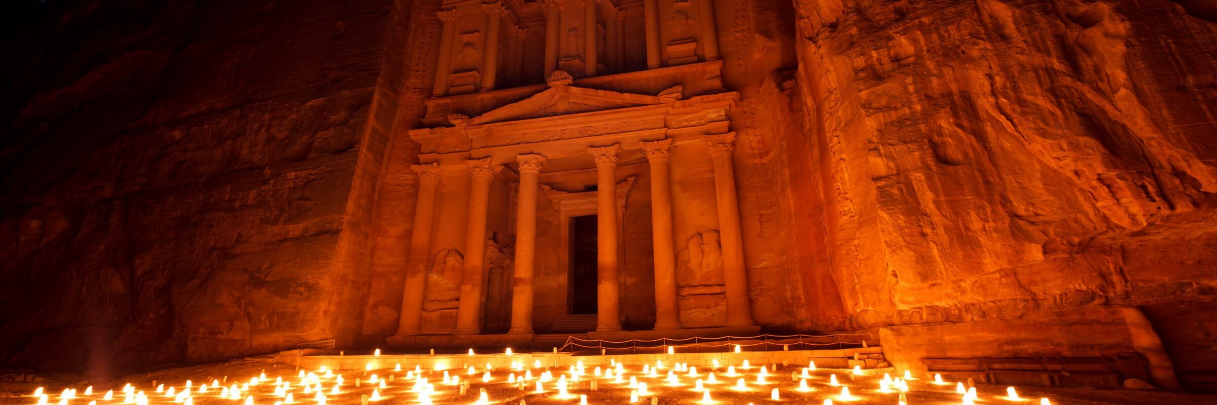 In Petra besteht die Möglichkeit bei einer Nachtwanderung das Khazne al-Firaun (Schatzhaus) im Licht von 1.800 Kerzen zu bestaunen. Ihre Jordanien Reise planen unsere Experten individuell mit nach Ihren Wünschen.