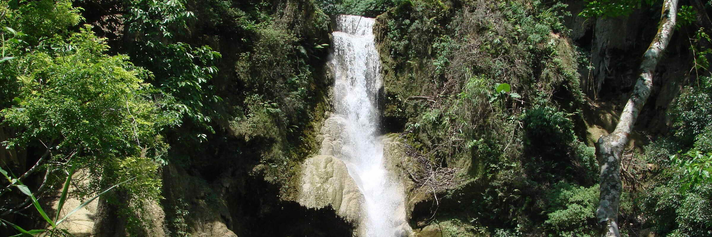Der Kuang-Si-Wasserfall ist etwa 30 km von Luang Prabang entfernt gelegen und ein beliebtes Ziel für Tagesausflüge.