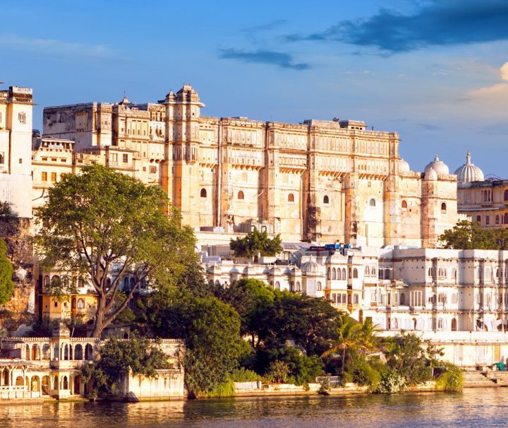 Der Lake Pichola ist ein künstlicher Süßwassersee der 1362 n. Chr. angelegt und nach der Gründung von Udaipur am Ufer des Sees noch vergrößert wurde.