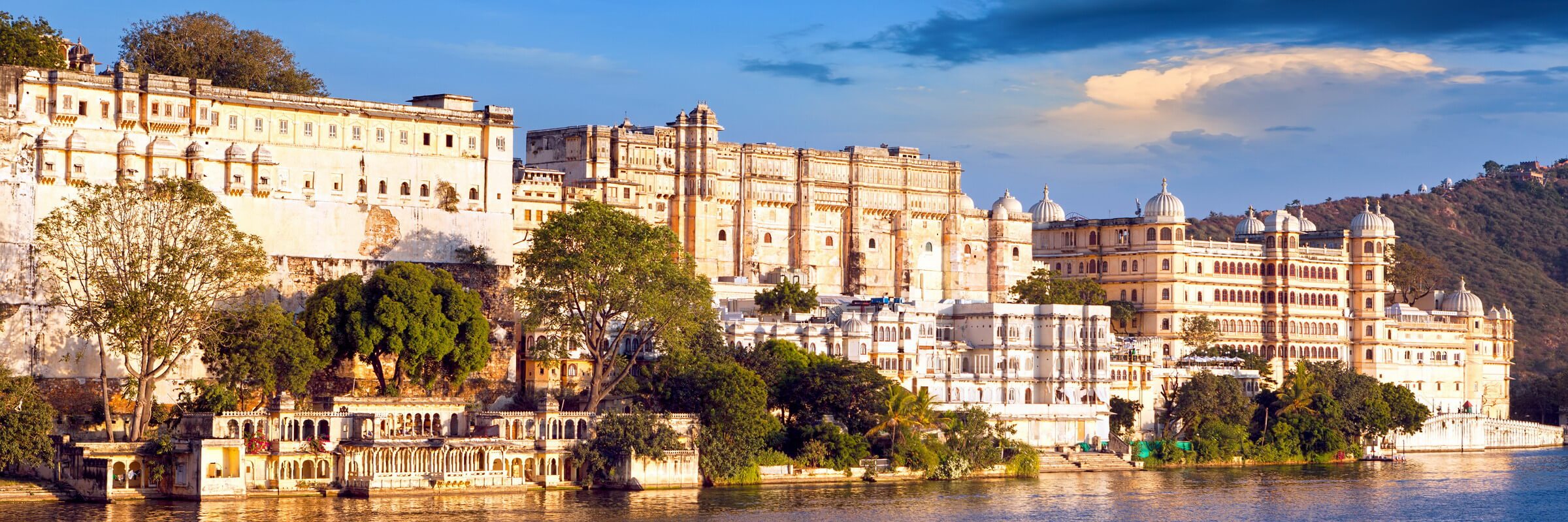 Der Lake Pichola ist ein künstlicher Süßwassersee der 1362 n. Chr. angelegt und nach der Gründung von Udaipur am Ufer des Sees noch vergrößert wurde.