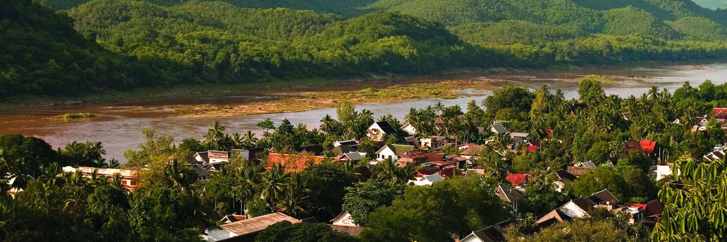 Luang Prabang ist die alte Hauptstadt des Lan Xang Königreiches und berühmt für die historischen Tempelanlagen und die herrliche, von Bergen umgebene Lage.